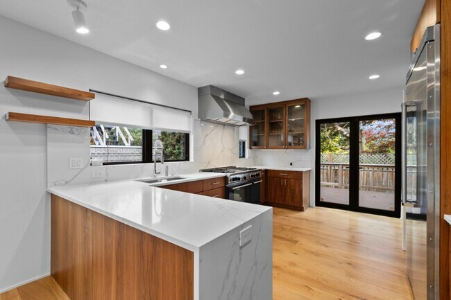 Building Photo - 4Bd/3Ba Seattle House