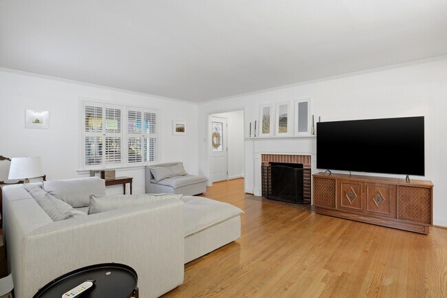 Building Photo - 1700 E Mulberry St