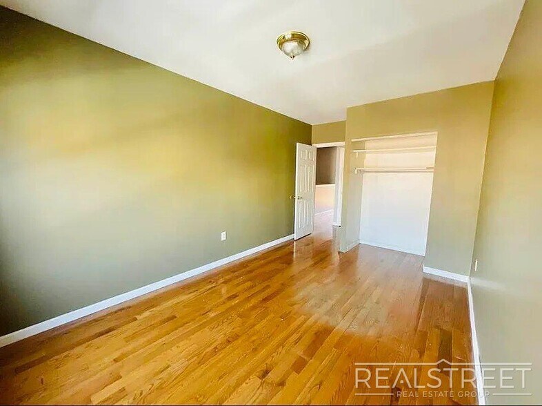 Building Photo - Stunning 1,600 SF Gut-Renovated Duplex Pen...