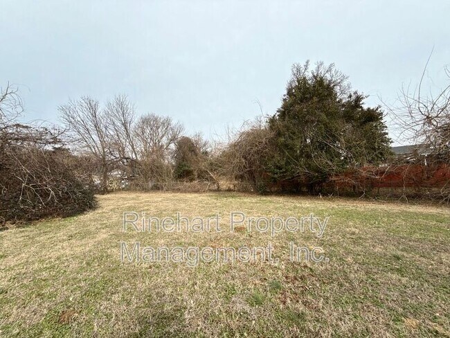 Building Photo - 1141 Eisenhower Rd