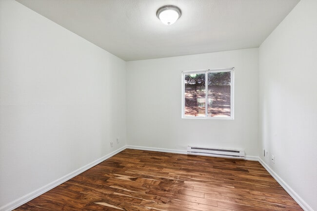 Building Photo - 10410 NE 32nd Pl