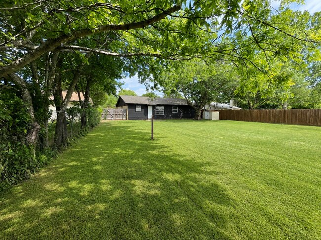 Building Photo - Gorgeous 3/2 recently renovated in homey neighborhood