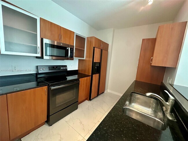 Building Photo - 806 E Windward Way