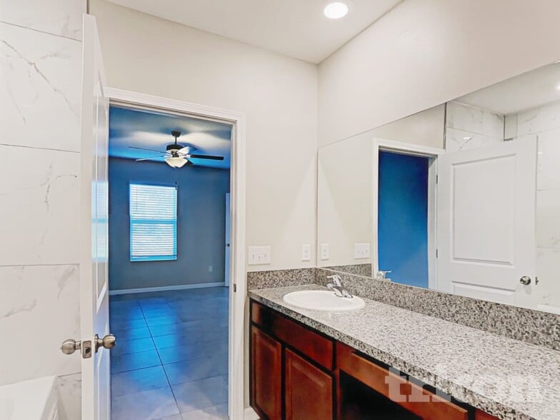 Building Photo - 15422 Broad Brush Dr