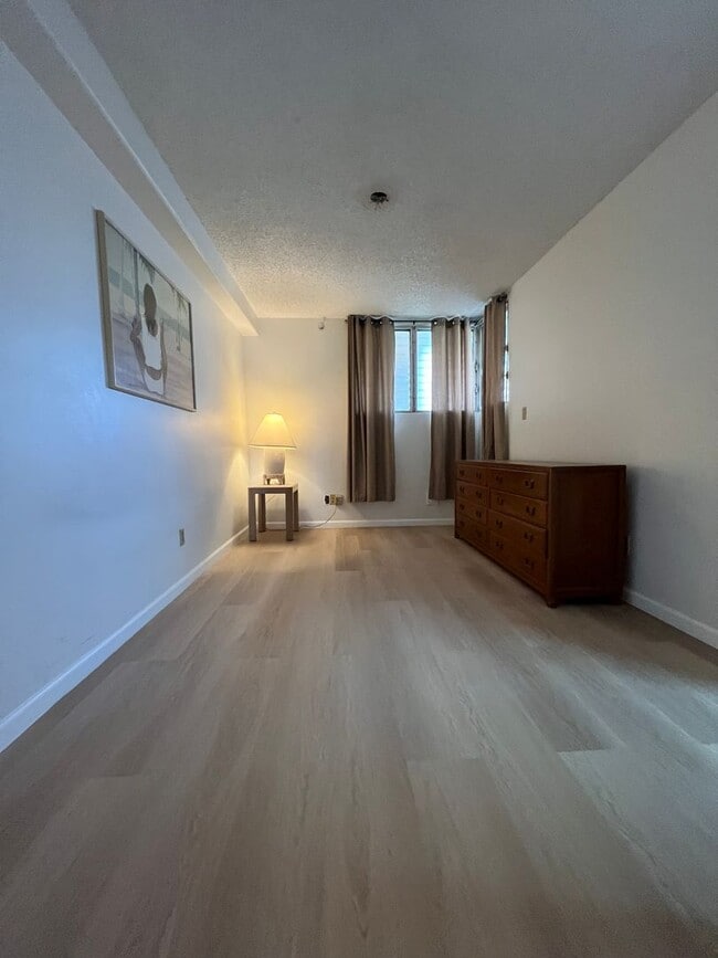 Building Photo - Ala Wai Terrace
