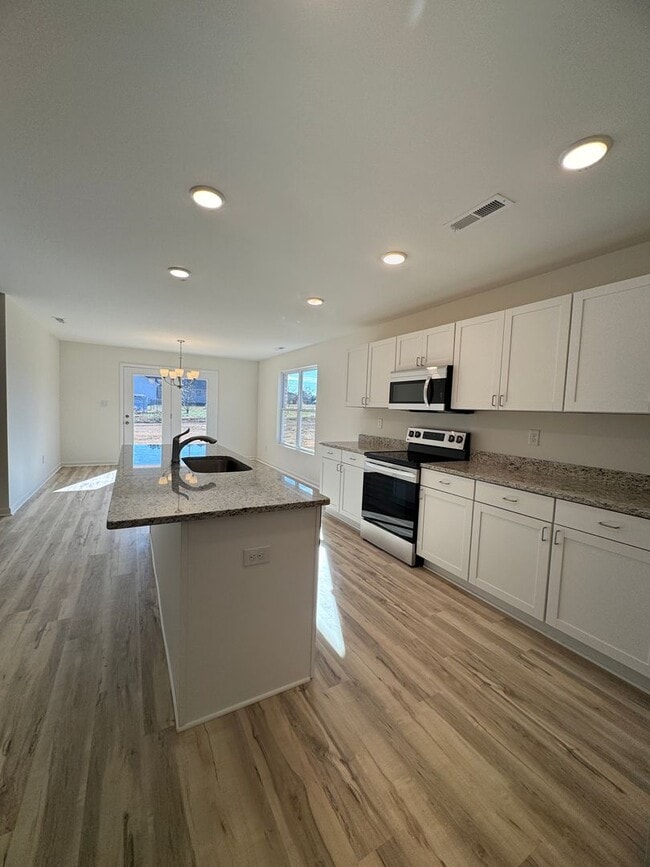 Building Photo - 4 Bedrooms! 1st Month's Rent Free!!