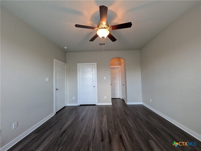 Building Photo - 549 Creekside Frst