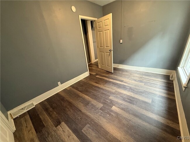 Building Photo - 221.5 Lakeview Ave