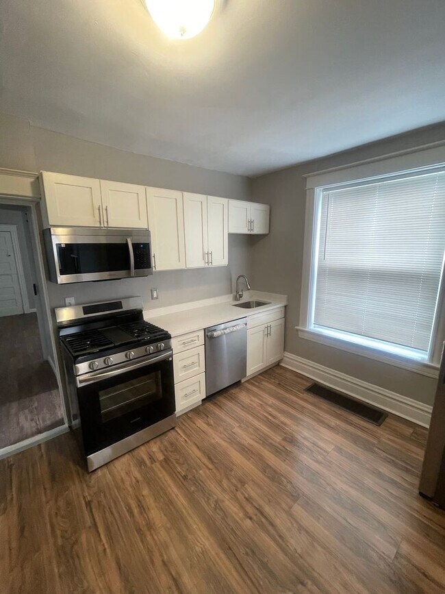 Building Photo - Available Now! One Bedroom Apartment with ...