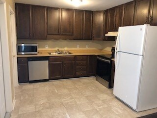 Building Photo - Large 2 Bedroom 1.5 Townhome