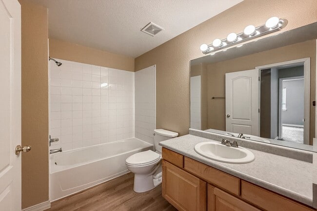 Building Photo - IMMACULATE 2 BED/1.5 BATH TOWNHOME IN LONGMONT - AVAILABLE NOW!