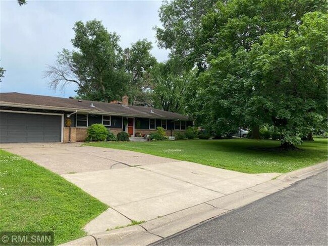 Building Photo - 1952 Oak Knoll Dr