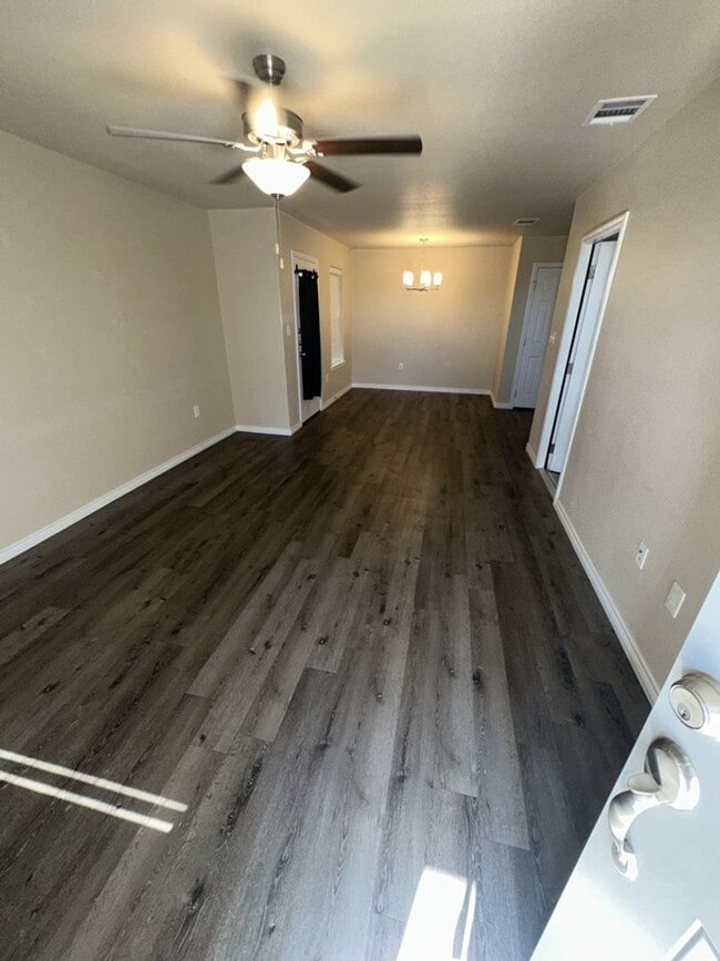 Building Photo - AVAILABLE NOW! (SECTION 8 ACCEPTED)