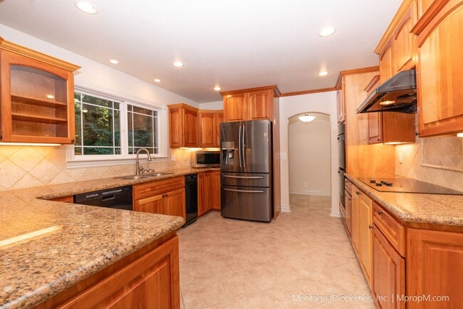Building Photo - Updated and spacious 3 bedroom house on ov...
