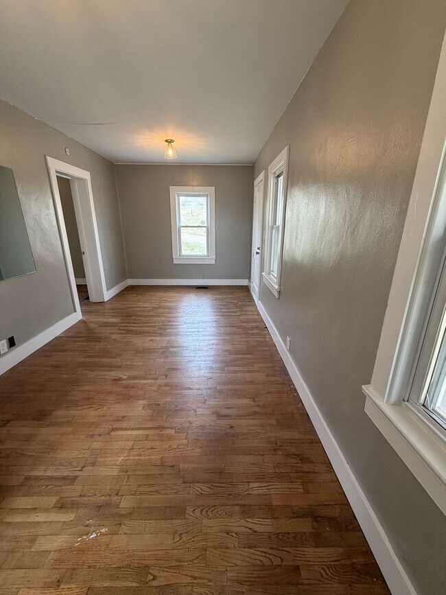 Building Photo - ***COMING SOON*** (Available end of May) Charming 3 Bedroom 1 Bath home convenient to Middlebrook...