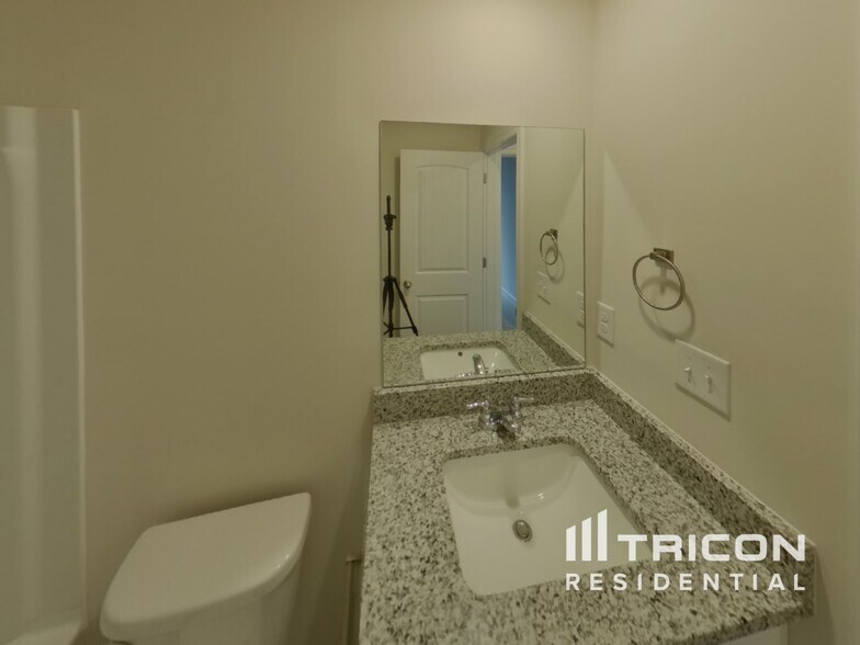 Building Photo - 2404 Nabali Wy