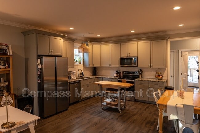 Building Photo - 933 E Churchwell Ave