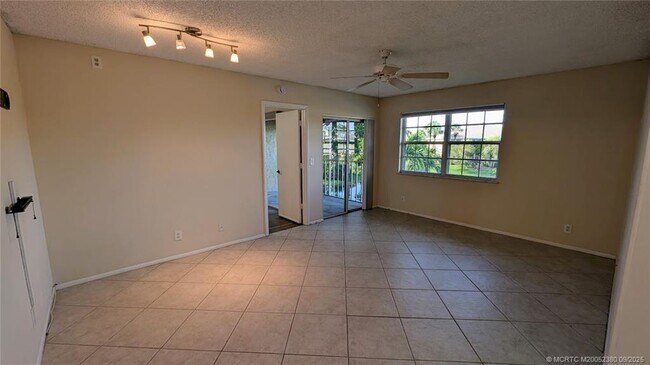 Building Photo - 1563 SE Royal Green Cir