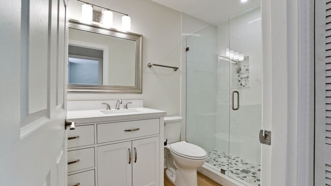 Building Photo - 542 Lakeside Dr