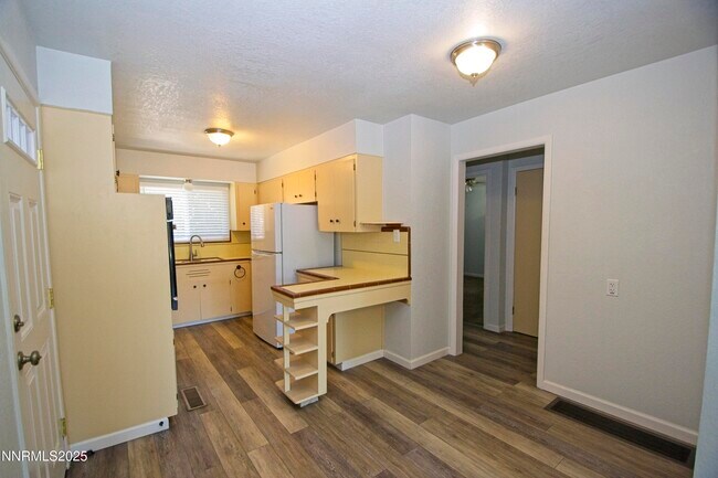 Building Photo - 3103 Lakeside Dr