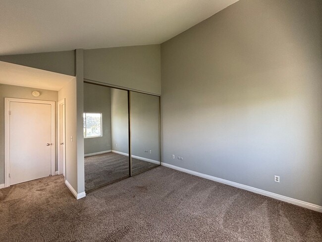 Building Photo - Spacious 3BD/2.5BA Townhouse in UTC W/ 2-C...