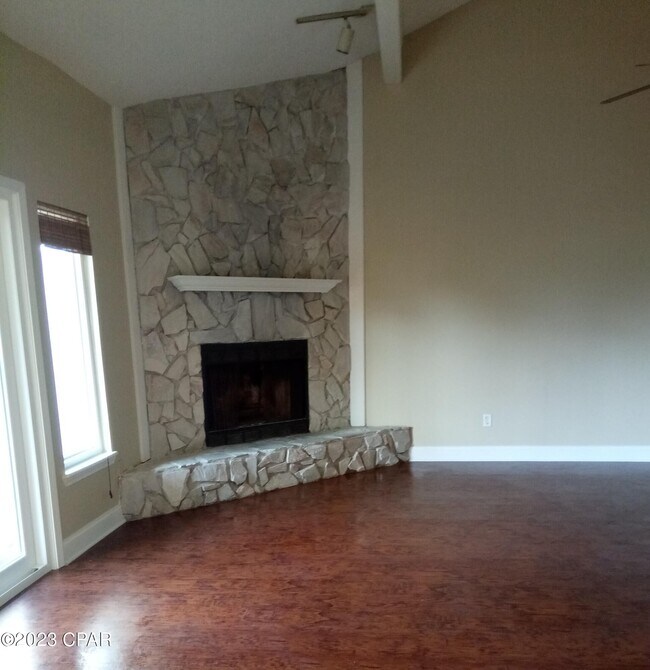 Building Photo - 1309 Capri Dr