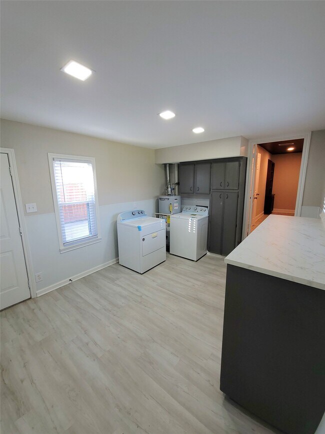 Building Photo - 628 King St