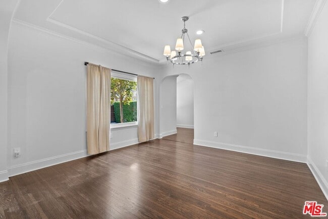 Building Photo - 619 S Sycamore Ave