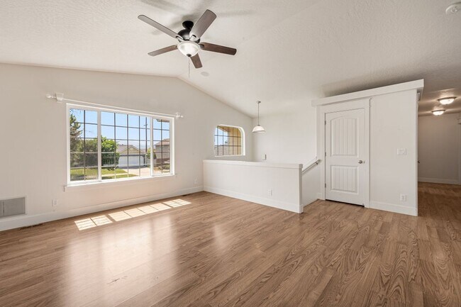 Building Photo - 5 bed 3 bath split level near State Line