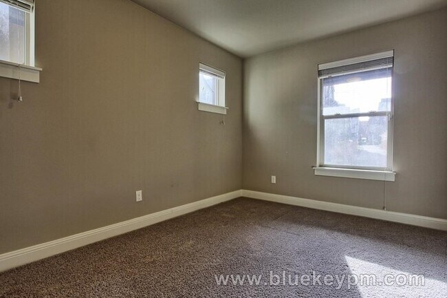 Building Photo - 45 Degree Central 4 bedrooms, 2.5 baths Wa...