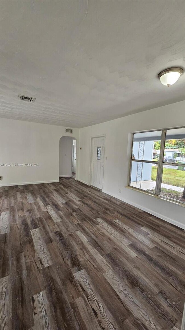 Building Photo - 123 SW 68th Ave