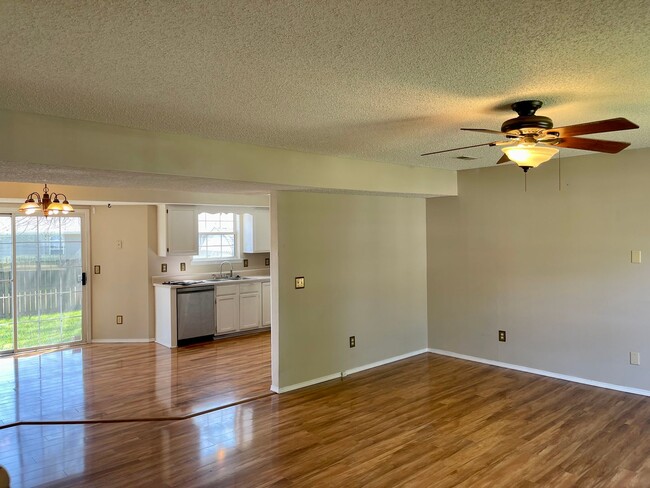 Building Photo - Beautiful 2 story, 5 bedroom, 3 bath home available NOW!