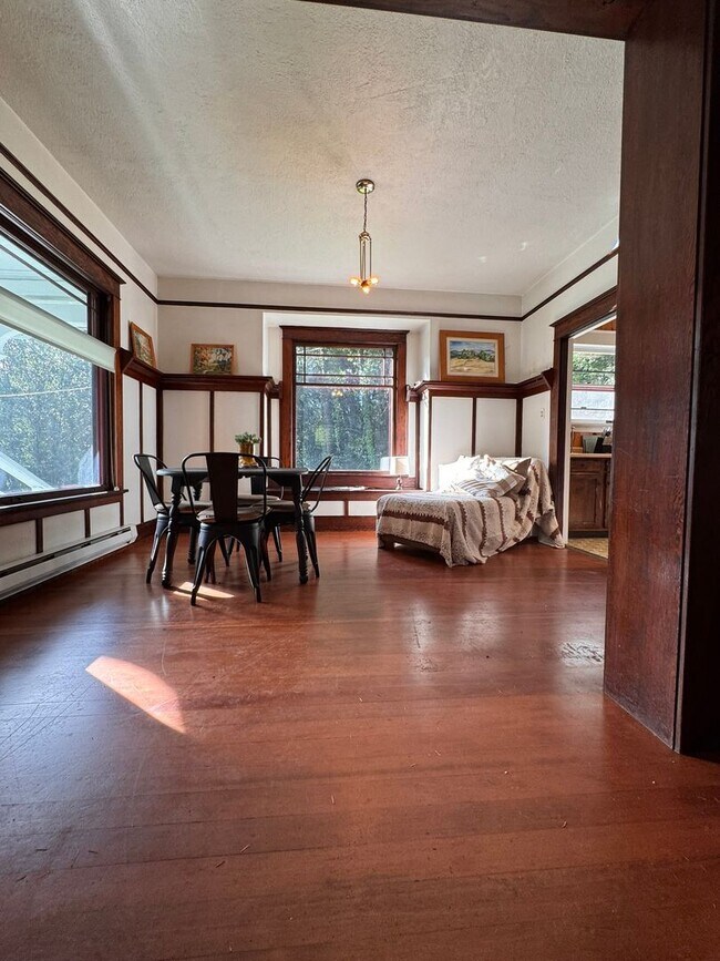 Building Photo - YOUR PACIFIC NORTHWEST RETREAT AWAITS! AV CHARGING STATION, GORGEOUS VIEWS, PRIVACY AND MORE!