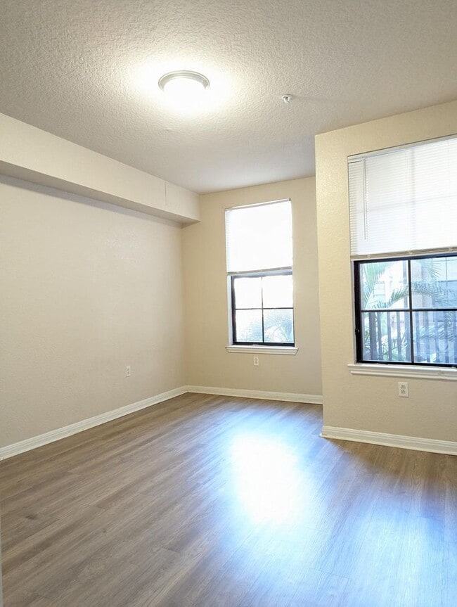 Building Photo - Conveniently located, Updated 2x2 corner b...