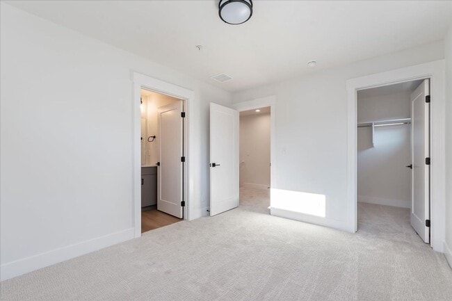 Building Photo - BRAND NEW 3 bed 3.5 bath townhouse