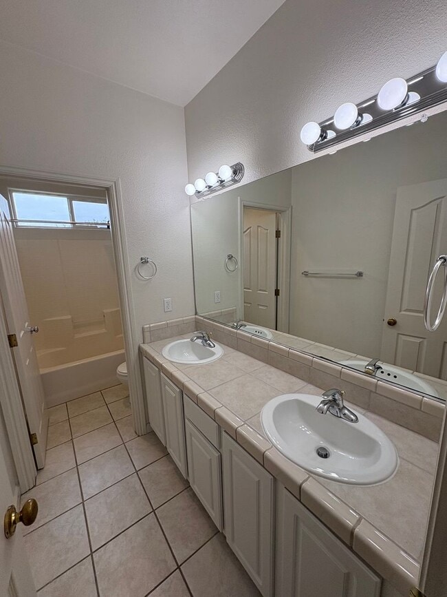 Building Photo - Spacious NW Visalia home Near Shopping Center Available Now!