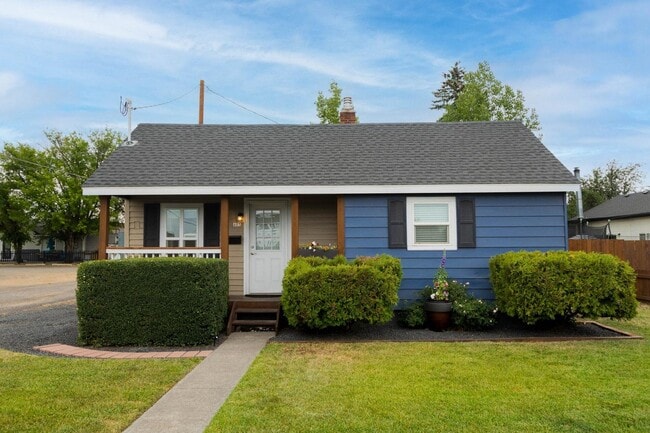 Primary Photo - 415 SW Black Butte Blvd