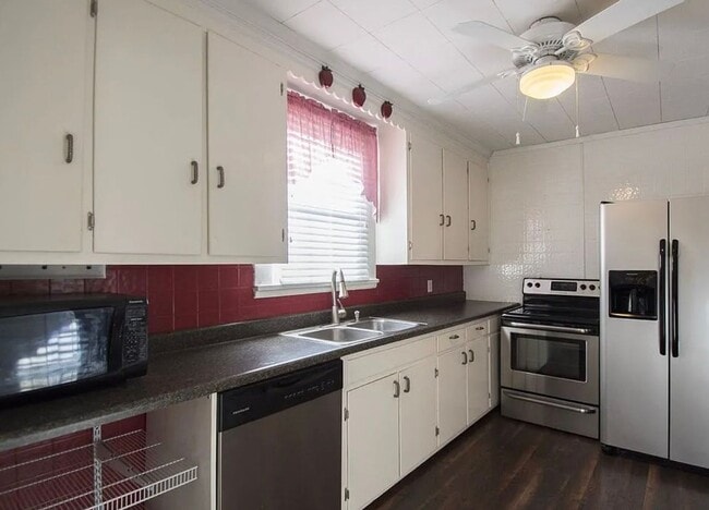 Building Photo - Small Cottage in quiet neighborhood.