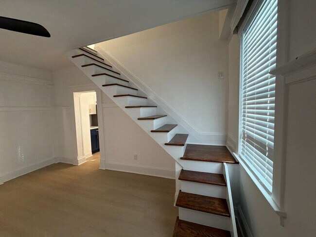 Building Photo - Great Home For RWJMS/Rutgers Students * Walk to New Brunswick/Highland Park Nightlife * All Utili...