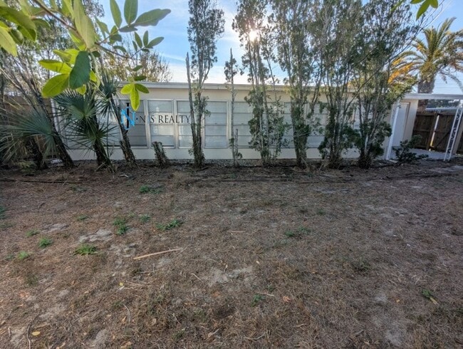 Building Photo - SPECIAL OFFER: $250 off 2nd months rent*, 2/2/1 RENOVATED baths & kitchen, NEW lvp flooring and a...