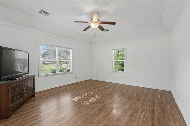 Building Photo - 207 E Juniper Ln