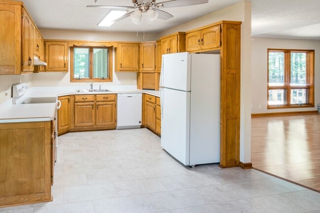 Building Photo - Charming 3 Bedroom, 2 Bathroom home near Lake Coronado! Call 501-922-9997 to set up a showing today!