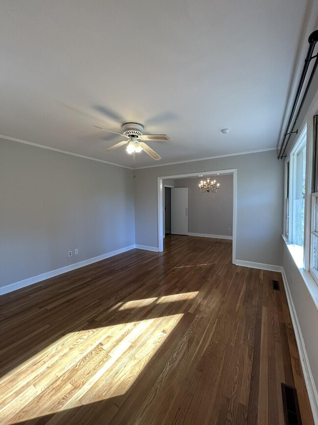 Building Photo - 523 Colonial Dr