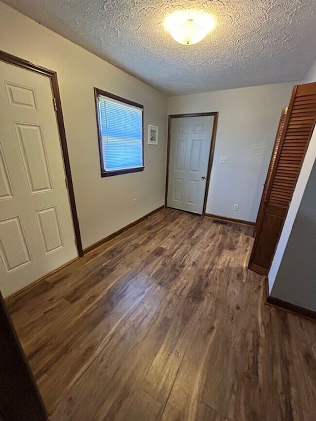 Building Photo - 3 Bedroom, 2 Bath Home