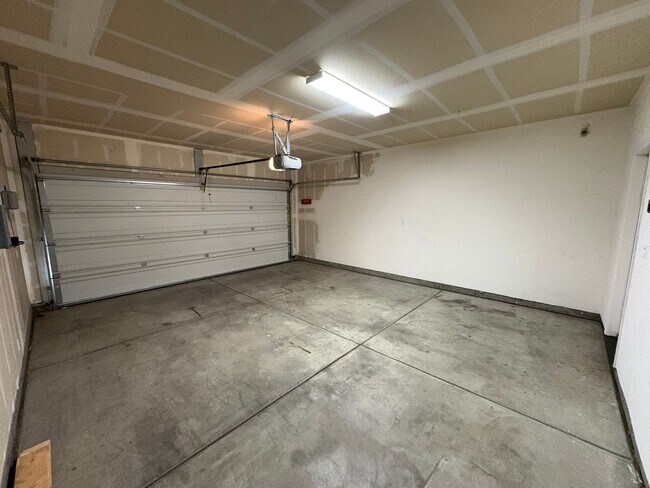 Building Photo - Comfortable NW Visalia Home Rent Ready!