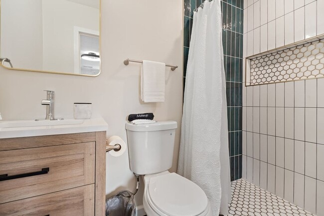 Building Photo - 1301 E 67th St