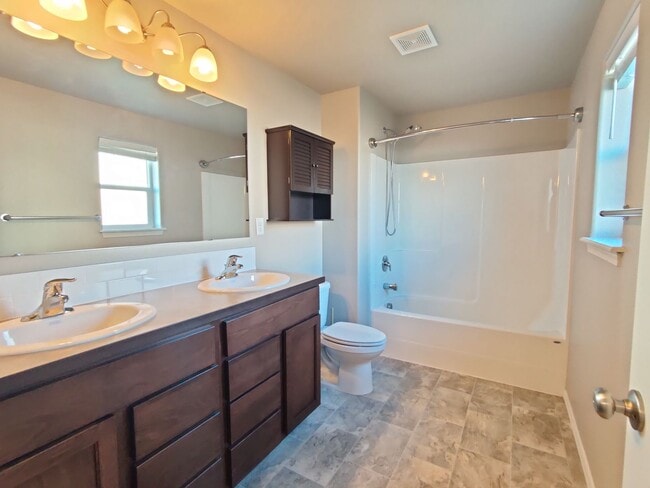 Building Photo - Great South Richland Location