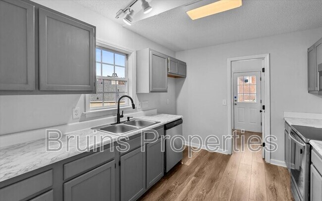 Building Photo - 3011 Butterwood Dr