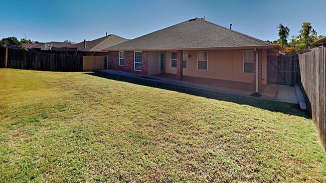 Building Photo - 4 Bedroom 2 Bathroom Home - Midwest City