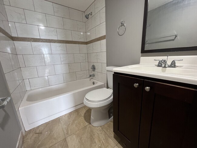 Building Photo - 4158 Inverrary Dr